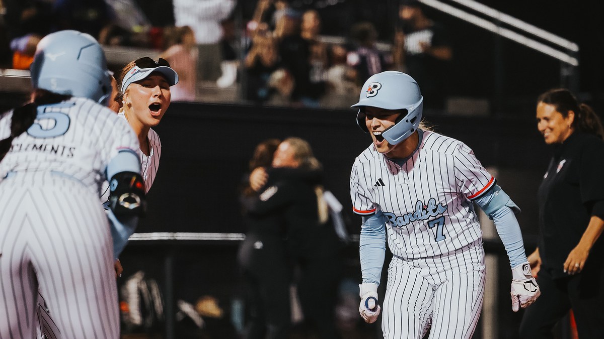 Chicago Bandits third baseman Sami Williams heads for home plate as teammates wait